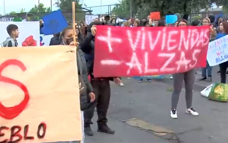 Habitantes de Lo Hermida protestan por alza de precios en Peñalolén: Cortan caletera de Vespucio