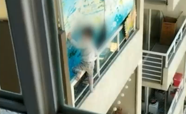 Tras video de niño en balcón: Vecinos denuncian que es 