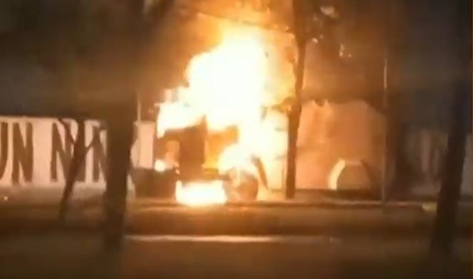 Impresionante imagen de carro lanzaaguas en llamas en Villa Francia: Le lanzaron bombas molotov