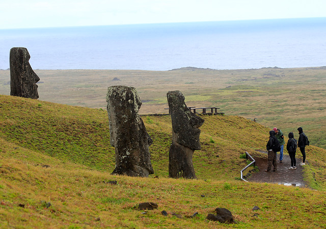 Autoridades de Rapa Nui piden más recursos tras incendio que afectó a 400 moais: 30 tienen daño 