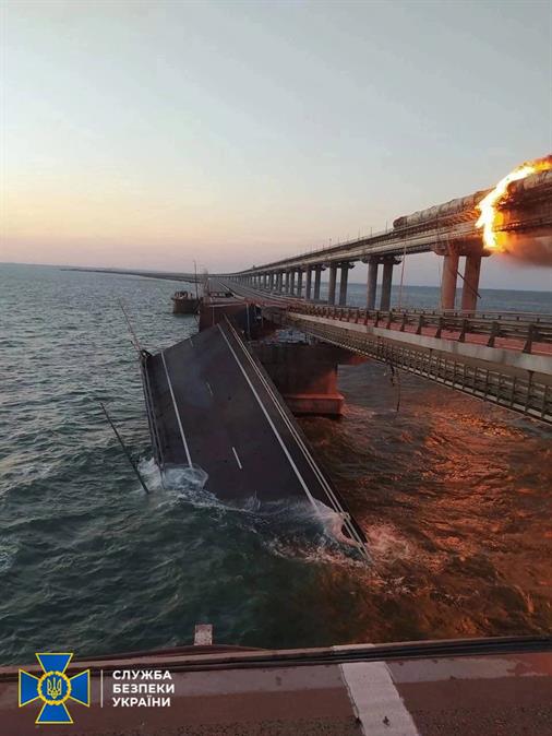 Tres personas fallecieron por una explosión en puente que une Crimea con Rusia
