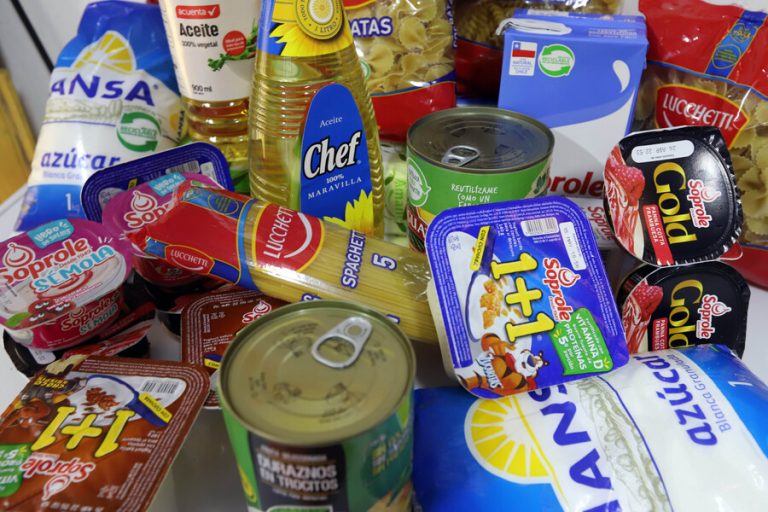 Propuesta busca rebajar IVA de alimentos que componen la canasta básica: Expertos explican su viabilidad