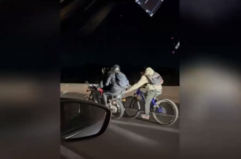 Imprudencia total: Captan a motoquero impulsando a bicicleta a casi 100 km por hora en Ruta 68