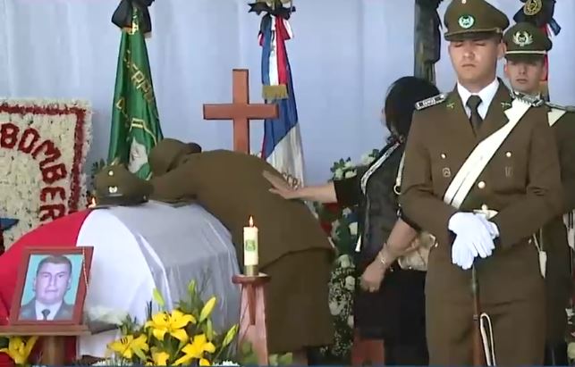 El conmovedor gesto de pareja de sargento Retamal: Llegó al velorio con uniforme de Carabineros