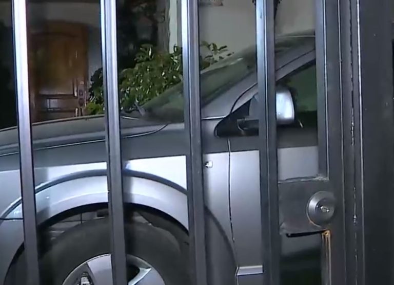 Sus gritos alertaron a su hija: Adulta mayor sufrió violento robo frustrado de vehículo