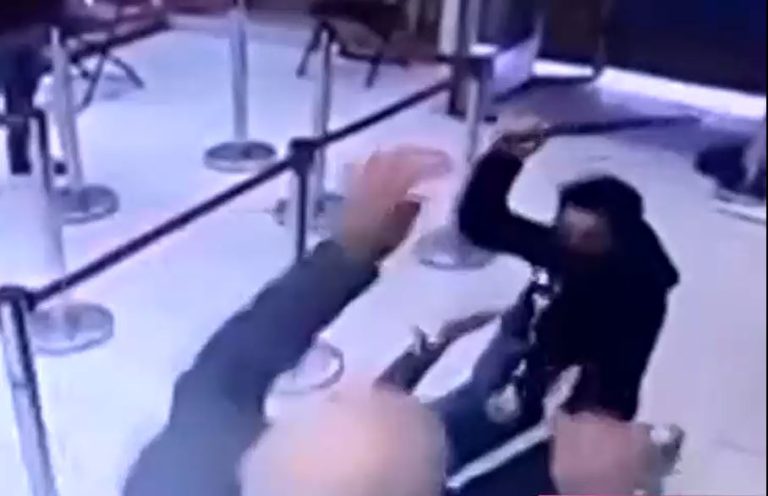 Vigilante de banco puso en juego su integridad para que no le quitaran el arma: Lo golpearon y tiraron al piso