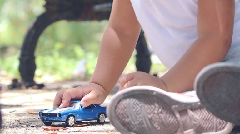 Niño se lanzó desde balcón al perseguir auto de juguete que cayó: Su madre relató el accidente