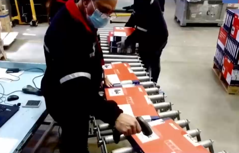 Guardados en bodegas: Junaeb no ha entregado 10 mil computadores desde 2015