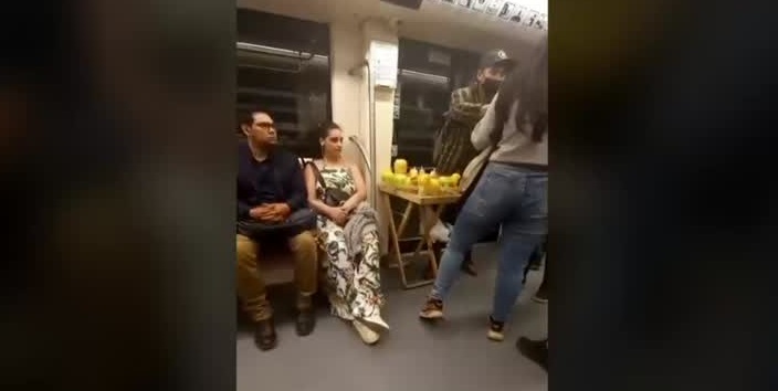 Nuevo negocio al interior del Metro: Comercializan frutas y verduras en los vagones