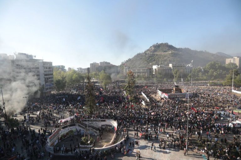 De cerrar más temprano a clases online: Comercio y colegios se preparan para nueva conmemoración del 18-O