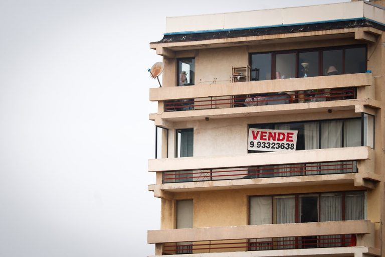 Venta de viviendas en la Región Metropolitana cae en un 40%, pero los precios siguen al alza
