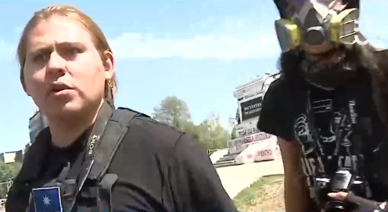 Contigo en la Mañana capta agresión a equipos de prensa mientras despachaban en Plaza Baquedano