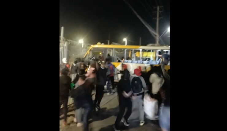 Roban micro para intentar saquear supermercado en Puente Alto: La utilizaron para chocar el frontis