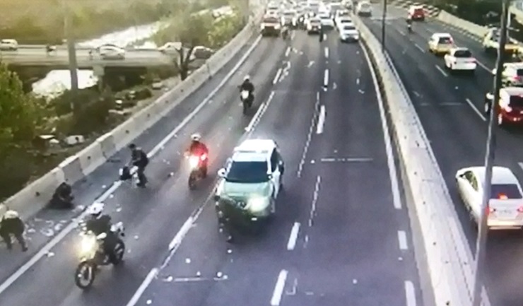 Arrojaron billetes a la autopista: Asalto a local comercial de Pudahuel termina en extensa persecución