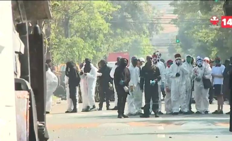 Overoles blancos generan incidentes fuera del Liceo Barros Borgoño