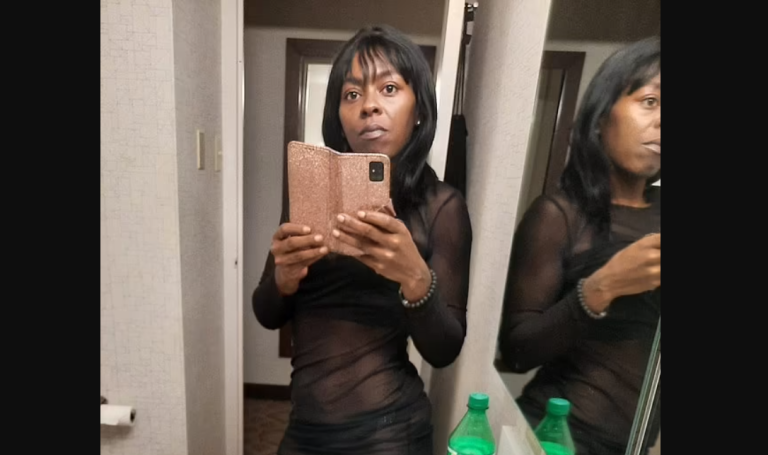 Arrestan a joven madre por permitirle a su hijo de 10 años hacerse un tatuaje de 20 centímetros