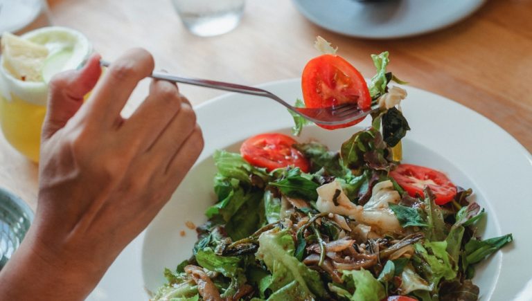 ¿Qué es la dieta de la longevidad? El régimen libre de carnes rojas que alargaría la vida a más de 100 años
