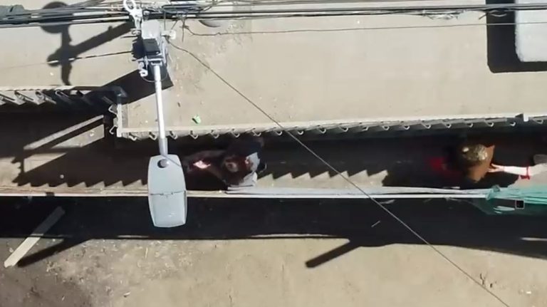 Estrecho paso peatonal genera polémica entre vecinos: No caben sillas de ruedas ni coches