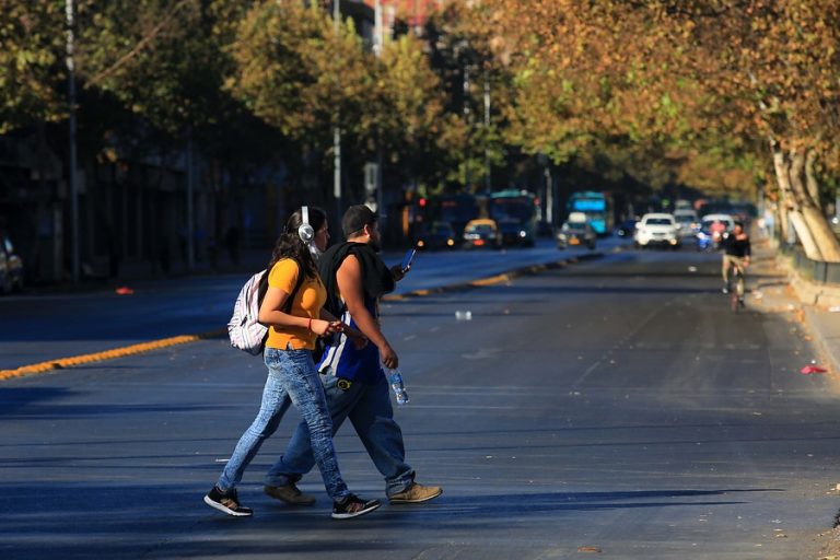 Sigue el sol, pero baja la temperatura en la RM: El pronóstico del tiempo para este martes 25 de octubre