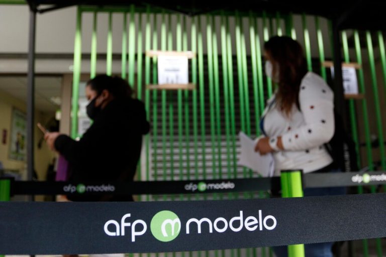 Reforma previsional: Gobierno buscaría bajar las comisiones que cobran las AFP a los afiliados