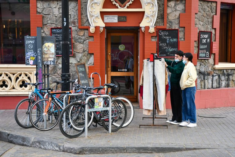 El turismo se reactiva y busca trabajadores: ¿Qué perfil hay que cumplir y cuánto pagan?