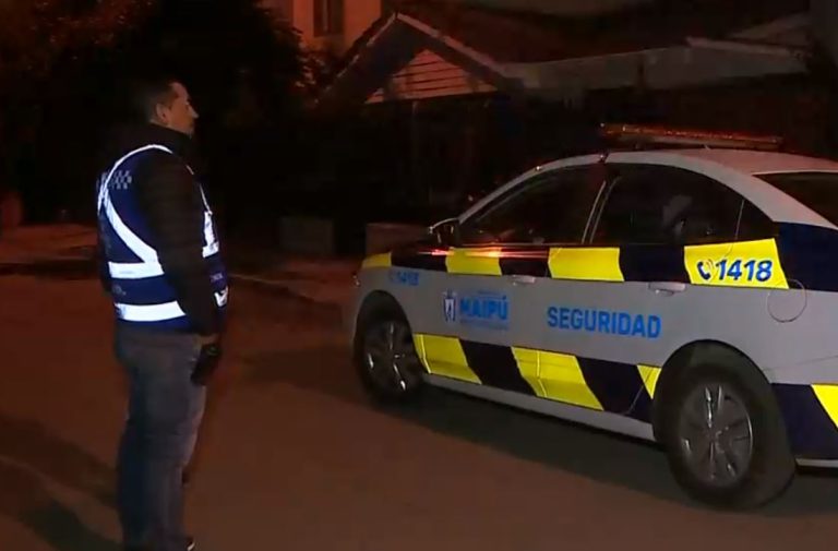 Fue a comprar remedios para su hija enferma y al regresar a casa sufrió violento portonazo en Maipú