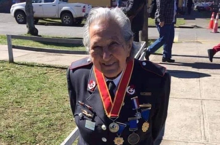Murió Delfina Fonseca, la histórica primera mujer bombera de Chile: Cumplió 67 años de servicio
