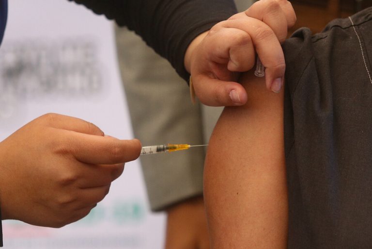 Revisa el calendario: Comienza vacunación anual contra el COVID-19 para mayores de 80 años