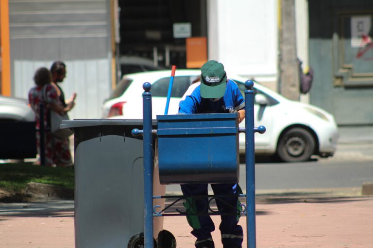 Jóvenes entre 14 y 24 años los más afectados: Tasa de desempleo crece en el Gran Santiago durante septiembre