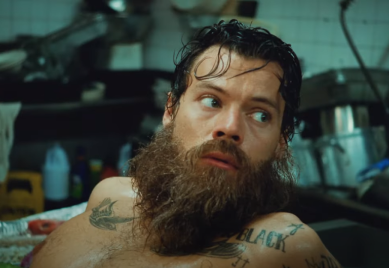 ¿A lo náufrago? Harry Styles luce irreconocible y se transforma en una criatura marina para nuevo video
