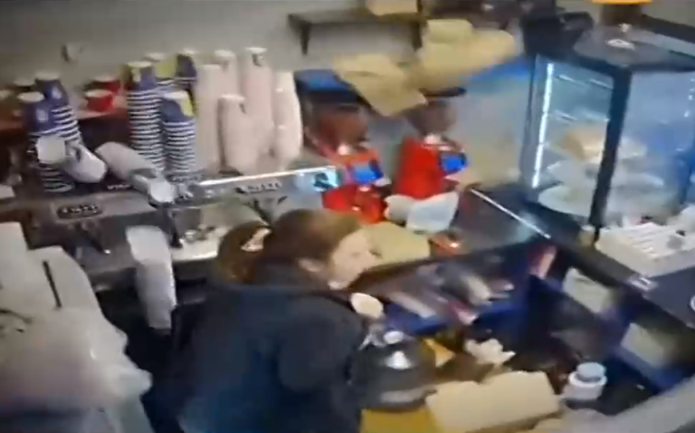 Impactante: Captan momento exacto en que dos misiles caen a metros de una cafetería en Kiev