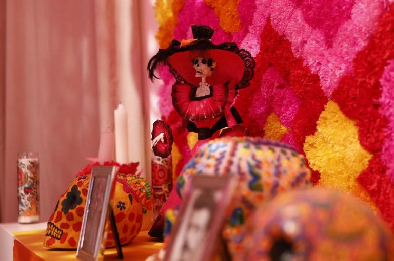 Desde vestir a los muertos hasta ofrecer comida y agua: ¿Cómo se celebra Halloween alrededor del mundo?