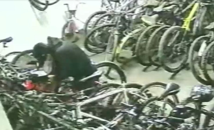 Descarado robo de bicicleta en edificio: Víctima asegura que delito está grabado y que nadie responde