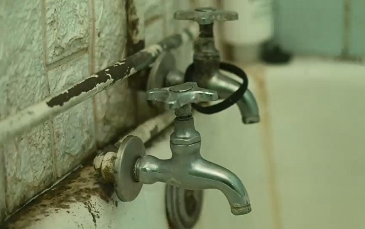 El sueño que se cae: Así de deterioradas están las viviendas sociales de los 80