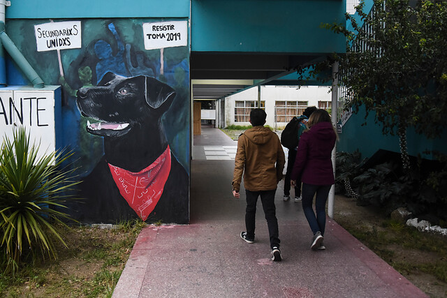 Municipalidad de Lo Barnechea creó cuadrillas para borrar murales de personaje símbolo del estallido social