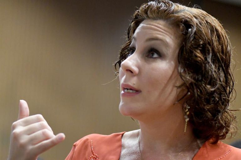 En plena vía pública: Diputada cercana a Bolsonaro persigue a presunto agresor a punta de pistola