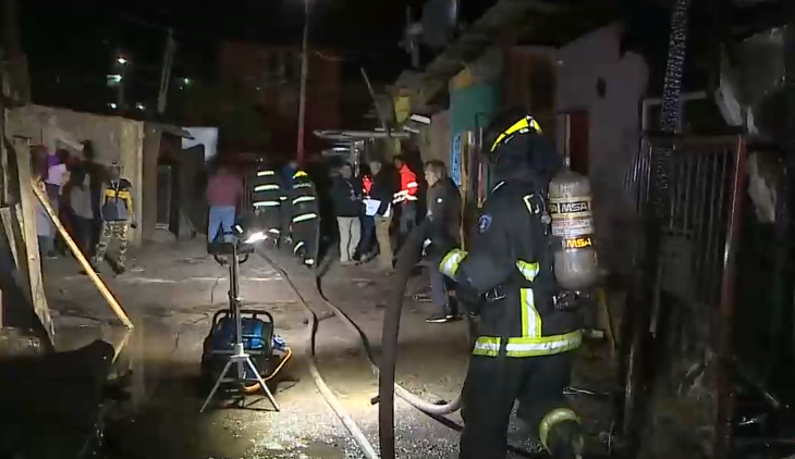 Incendio en campamento Violeta Parra dejó 19 personas damnificadas y un bombero lesionado