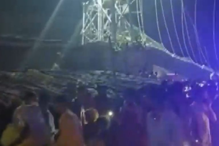 Impactantes registros del colapso de puente recién restaurado en India: Reportan más de 60 fallecidos