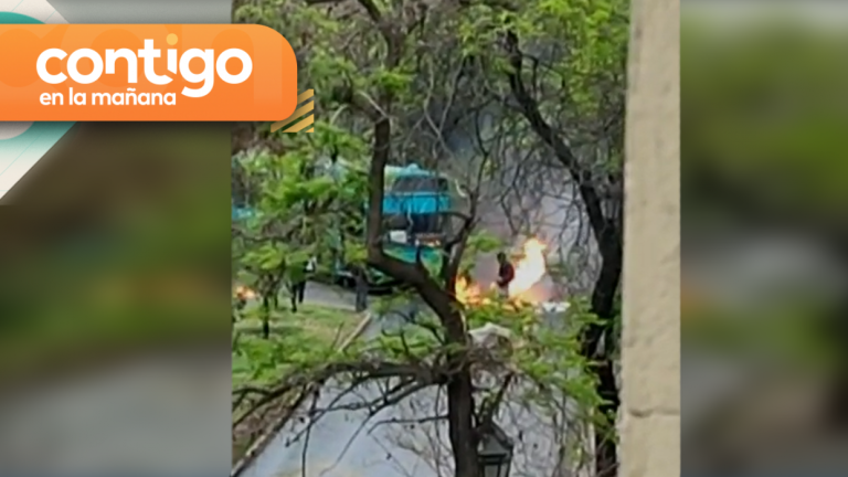 Lanzaron piedras y bombas molotov: Incendian microbús a las afueras del Liceo de Aplicación