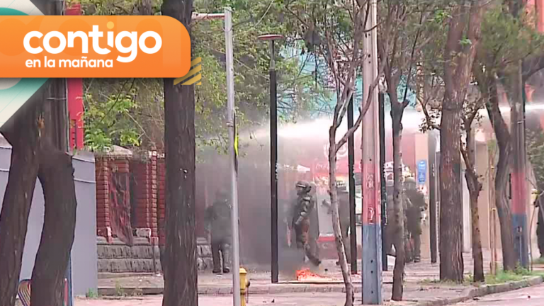 El intenso enfrentamiento entre overoles blancos y fuerzas especiales de Carabineros