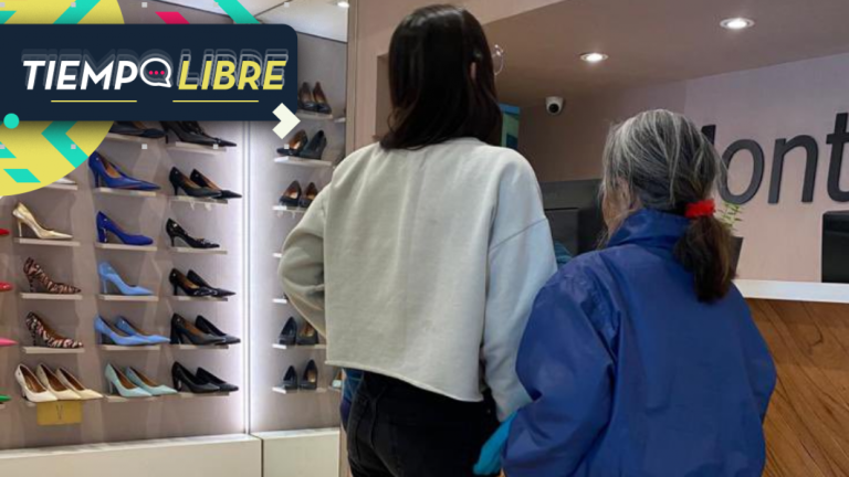 Final feliz: Adulta mayor quiso comprar unas zapatillas pero tenía la tarjeta vencida, dueño terminó regalándoselas