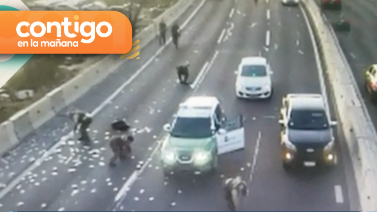 ¡De película! Delincuentes lanzaron 10 millones de pesos en autopista durante persecución policial