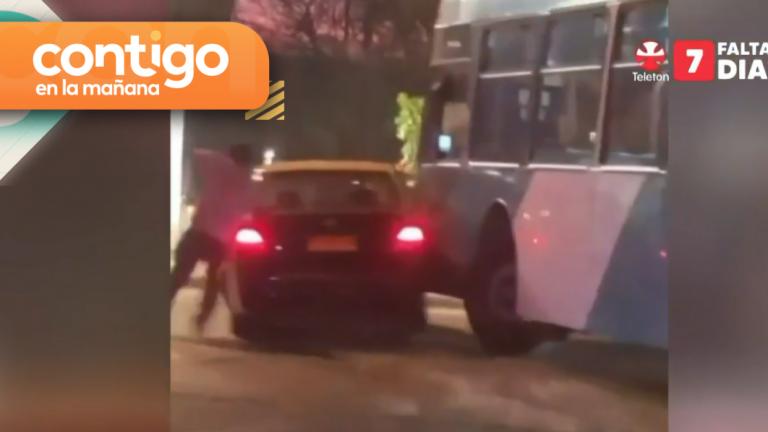 Violenta reacción: Micro choca intencionalmente a taxi tras discusión entre conductores