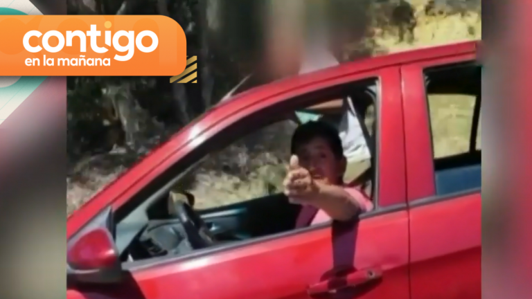 Irresponsable acción: Conductor pasea a su hijo en el borde de la ventana