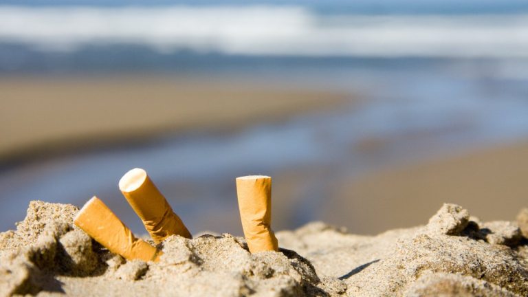 ¿De cuánto es la multa? Ley prohíbe fumar en las playas y arrojar colillas al suelo