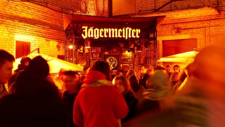 Jägermeister Night Embassy llega a Brasil y ficha a la artista chilena Yih Capsule como parte de su programa