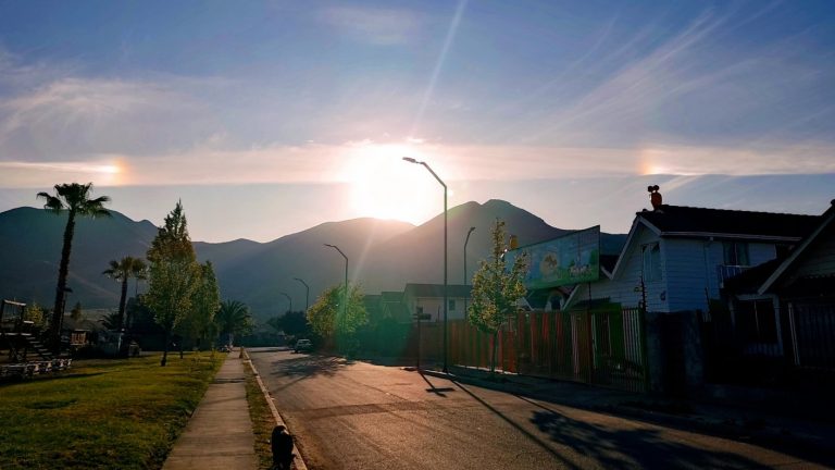 ¿Tres soles en el cielo? Extraño fenómeno registrado al norte de Santiago sorprende a usuarios
