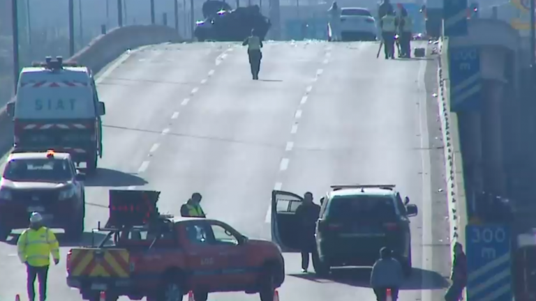 Tres personas fallecieron en accidente de tránsito: Se habían bajado a empujar el vehículo en plena autopista