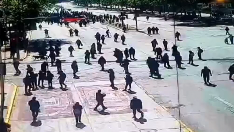 Manifestaciones en Santiago centro terminan con dos detenidos y un carabinero herido