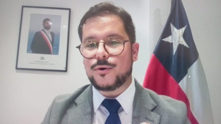 El mea culpa de embajador de Chile en España por controversial foto con pareja: 